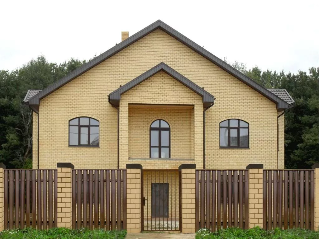 Забор из металлического штакетника Забор из металлического штакетника